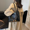 Stylish and versatile retro-inspired large-capacity shoulder bag