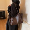 Stylish and versatile retro-inspired large-capacity shoulder bag