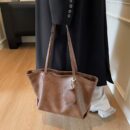 Stylish and versatile retro-inspired large-capacity shoulder bag