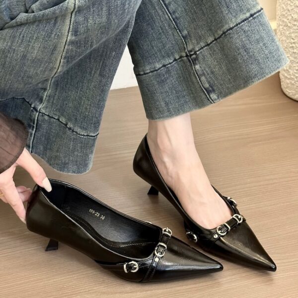 Multi-color metal buckle pointed-toe stiletto heels Retro-modern commuter pumps with shallow toe box and mid-heel