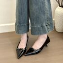 Multi-color metal buckle pointed-toe stiletto heels Retro-modern commuter pumps with shallow toe box and mid-heel
