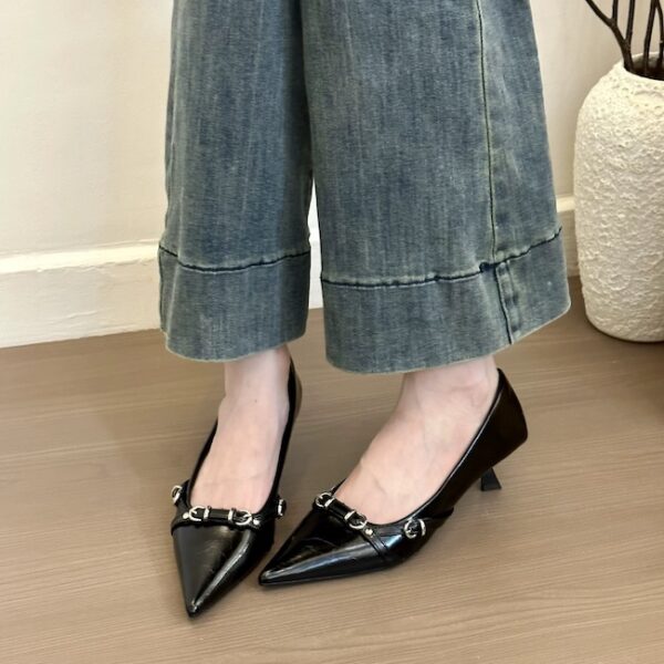 Multi-color metal buckle pointed-toe stiletto heels Retro-modern commuter pumps with shallow toe box and mid-heel